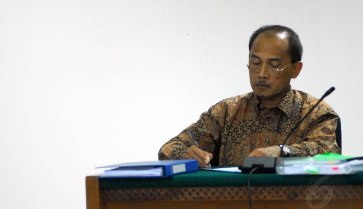 Mantan Deputi IV Bank Indonesia, Budi Mulya, tampak serius mencatat saat mendengarkan keterangan saksi ahli Guru Besar Luar Biasa Universitas Dipenogoro Sri Rejeki Hartono di Pengadilan Tipikor, Senin (5/5/14). (Liputan6.com/Miftahul Hayat)