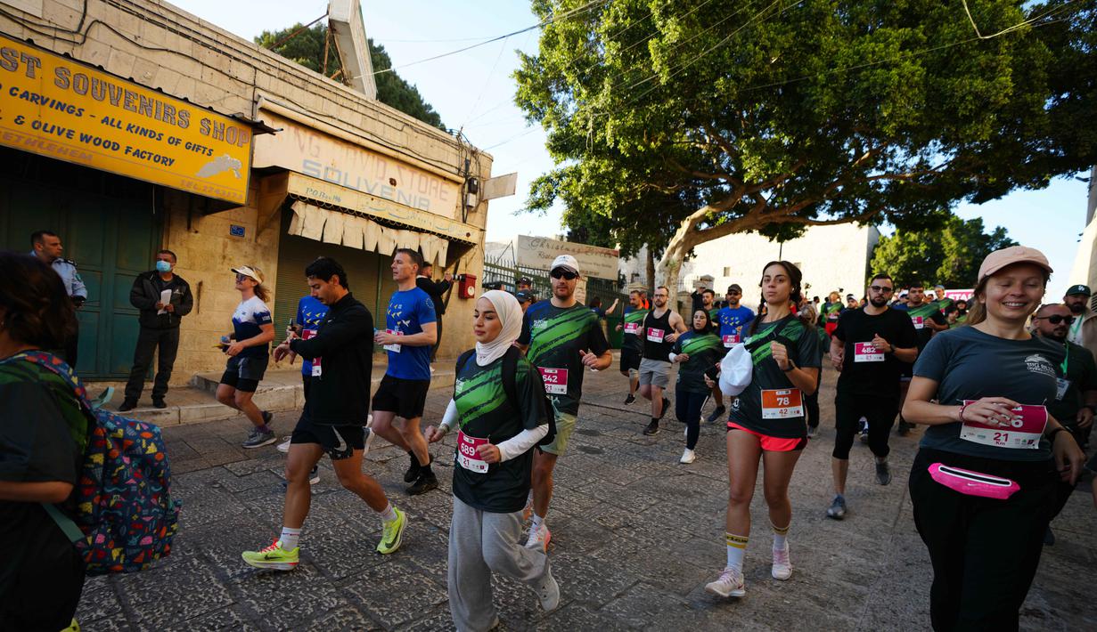 Ajang ini selalu menarik ribuan pelari dari berbagai negara. Tampak dalam foto, para pelari berpartisipasi dalam Maraton Palestina di kota Betlehem, Tepi Barat, Jumat 8 Mei 2026. (AP Photo/Mahmoud Illean)