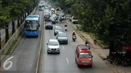 Sejumlah kendaraan umum melintas di Jalan Margasatwa Jakarta Selatan, Kamis (31/3/2016). Pemerintah berencana menurunkan tarif angkutan umum pasca penurunan harga BBM, 1 April mendatang. (Liputan6.com/Helmi Fithriansyah)