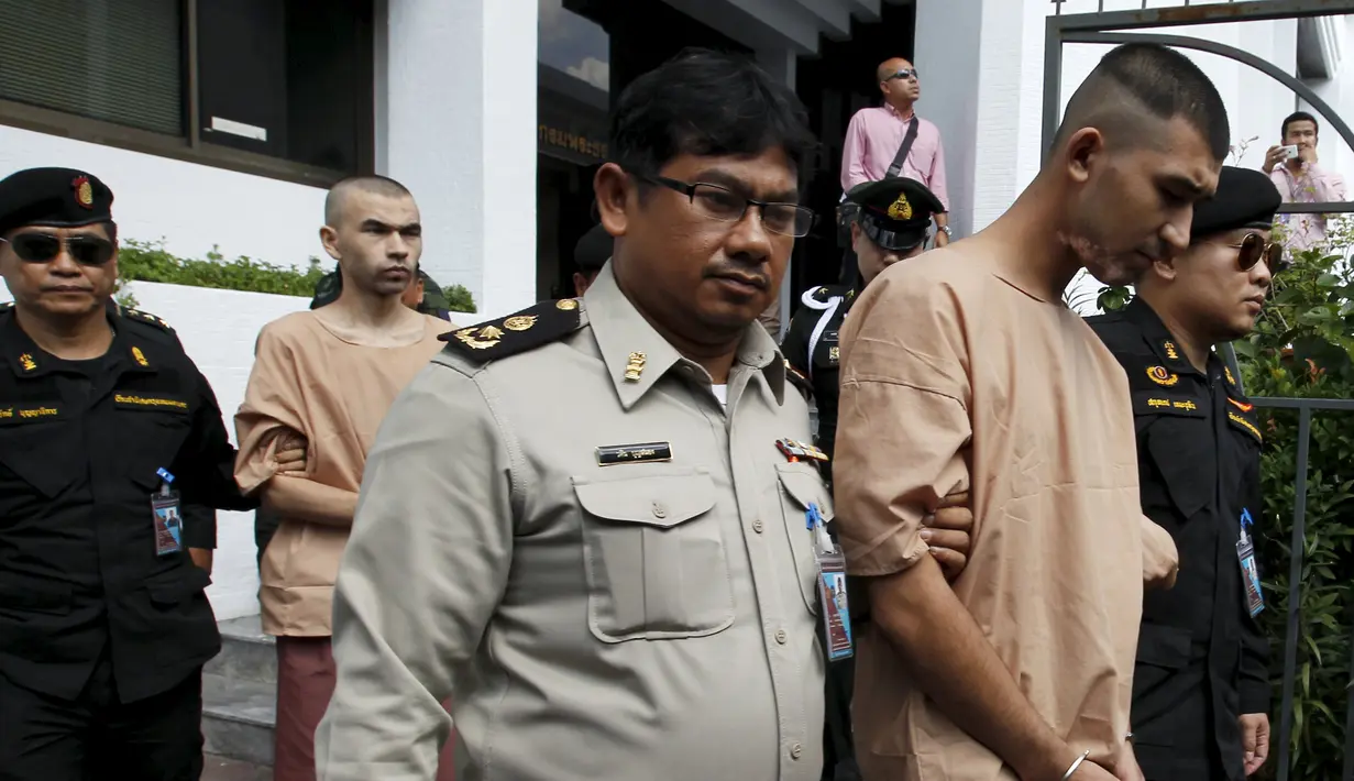 Dua tersangka pemboman Yusufu Mieraili dan Bilal Mohammed tiba di Pengadilan militer, Thailand (24/11). Seorang pengacara mengatakan Pengadilan memberikan sepuluh tuduhan terhadap dua tersangka. (REUTERS/Chaiwat Subprasom)