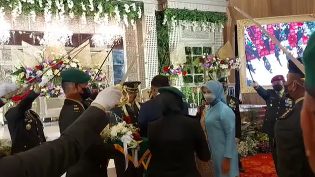 6 Momen Resepsi Pernikahan Joy Tobing dan Suami, Ada Upacara Pedang TNI