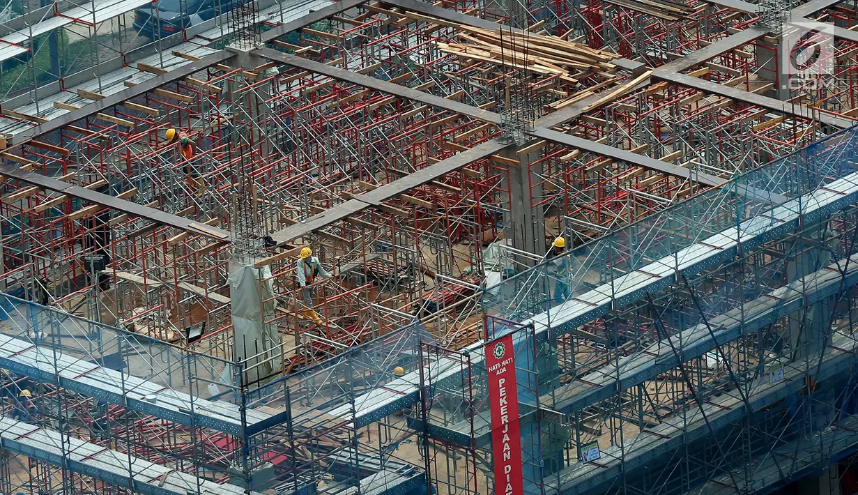 Pekerja menyelesaikan proyek pembangunan depo Mass Rapid Transit (MRT) di Lebak Bulus, Jakarta, Selasa (14/11). Rencananya, seluruh pengerjaan MRT akan selesai tahun depan dan mulai beroperasi secara komersil pada 31 Maret 2019. (Liputan6.com/JohanTallo)