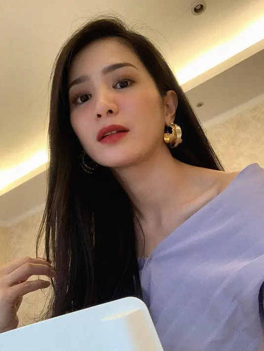 Kebiasaan harus memiliki rambut yang selalu rapi terjadi sampai sekarang. Bahkan, Bunga pun rela tidur tanpa sandaran demi rambutnya yang selalu tertata rapi. (Instagram/bungazainal05)