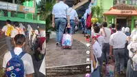 Sejumlah siswa melakukan tren pakai tas bocil ke sekolah di TikTok. (Dok: TikTok @fajarr.zz)