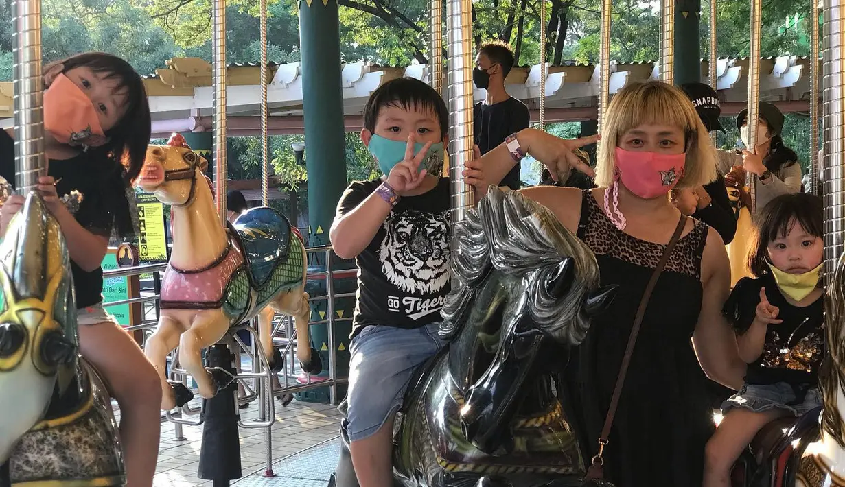 Di luar gayanya yang unik, Pinkan tetap menjadi ibu terbaik untuk anak-anaknya. Ia memiliki sifat keibuan. [instagram/pinkan_mambo]