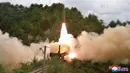 Rudal diluncurkan dari kereta api saat uji coba di lokasi yang dirahasiakan Korea Utara pada 15 September 2021. Korea Utara mengatakan uji coba rudal balistik ini sebagai bagian dari upaya berkelanjutan untuk meningkatkan “pencegahan perang”. (Korean Central News Agency/Korea News Service via AP)