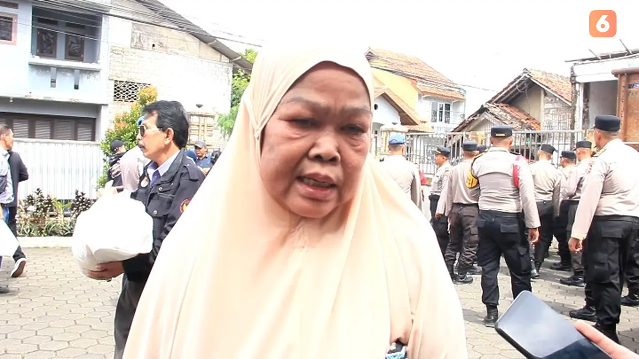 Warga saat menerima bantuan sosial dari siswa Setukpa Lemdiklat Polri angkatan ke-54 gelombang 1 di Kelurahan Cisarua, Kecamatan Cikole Kota Sukabumi. (Liputan6.com/Fira Syahrin).