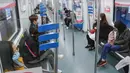 Para penumpang menaiki metro jalur satu di Wuhan, Provinsi Hubei, China, Rabu (22/4/2020). Mulai 22 April 2020, semua transportasi umum di Wuhan kembali beroperasi seperti sediakala. (Xinhua/Shen Bohan)