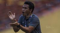 Asisten pelatih Timnas Indonesia, Bima Sakti, memberikan instruksi saat melawan Kamboja pada laga SEA Games di Stadion Shah Alam, Selangor, Kamis (24/8/2017). (Bola.com/Vitalis Yogi Trisna)