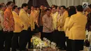 Wakil Presiden Jusuf Kalla (tengah) saat tiba menghadiri penutupan Munaslub Golkar di Jakarta, Rabu (20/12). Munaslub turut menyepakati Airlangga diberi mandat penuh merevitalisasi dan merestrukturisasi kepengurusan Golkar. (Liputan6.com/Faizal Fanani)