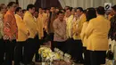 Wakil Presiden Jusuf Kalla (tengah) saat tiba menghadiri penutupan Munaslub Golkar di Jakarta, Rabu (20/12). Munaslub turut menyepakati Airlangga diberi mandat penuh merevitalisasi dan merestrukturisasi kepengurusan Golkar. (Liputan6.com/Faizal Fanani)
