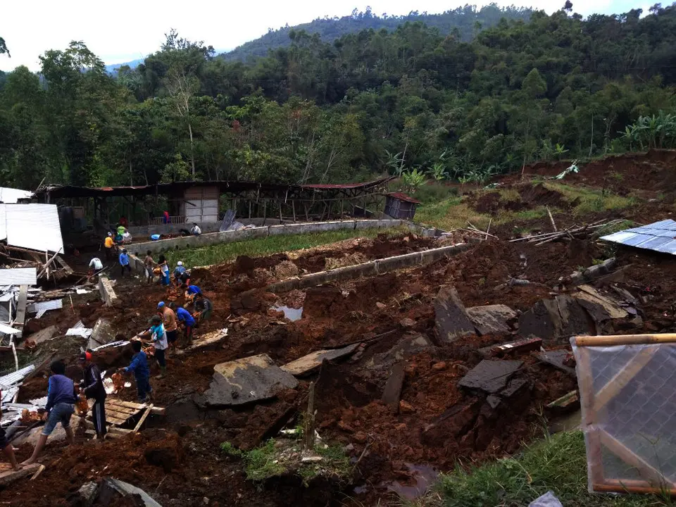  Longsor akibat pergerakan tanah menerjang peternakan ayam di Kampung Loasari, Cisurupan, Kabupaten Garut, Jabar. (Liputan6.com/Jayadi Supriadin)