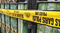 Pasca-penembakan, rumah anggota polisi yang bunuh diri di Kampung Serab, Kelurahan Tirtajaya, Kecamatan Sukmajaya, Kota Depok, dipasang garis polisi. (Foto:Liputan6/Dicky Agung Prihanto)