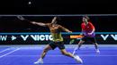 Pebulu tangkis Indonesia, Anthony Ginting (kiri) dari tim Hurricanes mengembalikan kok ke arah pebulu tangkis Jepang, Kodai Naraoka dari tim Rockets dalam laga tunggal putra Badminton XL 2025 di Istora Senayan, Jakarta, Minggu (05/10/2025). (Bola.com/Bagaskara Lazuardi)