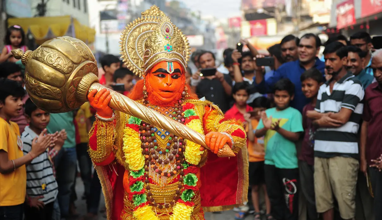 Seorang pemuja Hindu India berpakaian seperti dewa monyet Hanoman mengikuti prosesi festival Jayanti di Allahabad, India (18/10). (AFP Photo/Sanjay Kanojia)