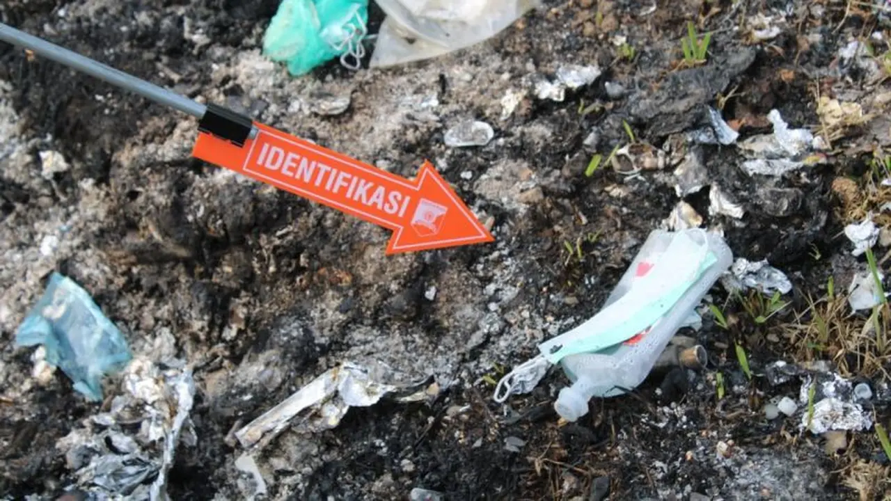 limbah medis berbahaya dibuang di tanah kosong di serang