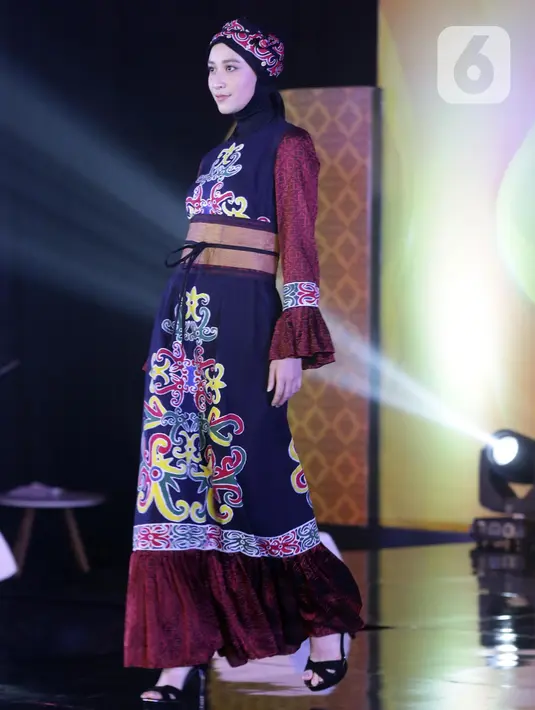 Seorang model berjalan di catwalk mengenakan busana rancangan Wignyo saat peragaan busana dalam gelaran Festival 6 2023 di Senayan Park, Jakarta, Minggu (9/7/2023). (Liputan6.com/Helmi Fithriansyah)