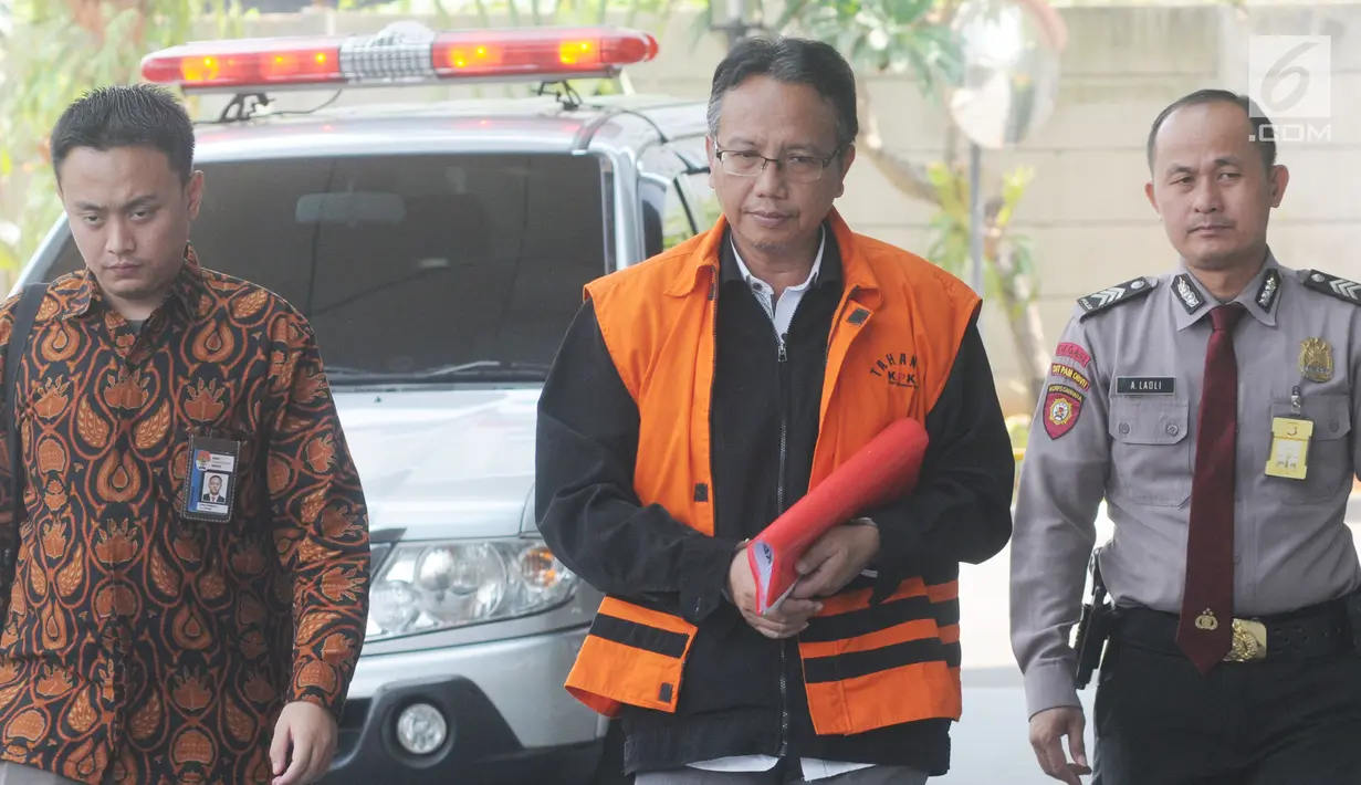 Plt Sekretaris DPPKAD Kabupaten Kudus Akhmad Sofyan berjalan akan menjalani pemeriksaan di Gedung KPK, Jakarta, Rabu (11/9/2019). Akhmad Sofyan diperiksa sebagai tersangka terkait kasus suap pengisian jabatan perangkat daerah Kabupaten Kudus tahun 2019. (merdeka.com/Dwi Narwoko)