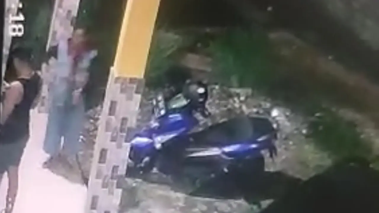 Detik-detik rekaman CCTV sebelum oknum warga menikam seorang anggota polisi di Buton Utara, pelaku ditikam dari arah belakang.(Liputan6.com/dok warga).
