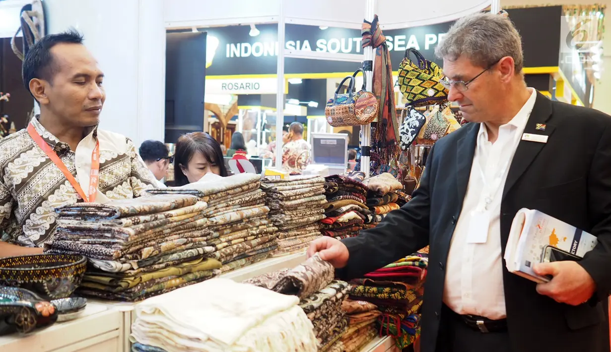 Pengunjung melihat booth UMKM Kerajinan Yayasan Dharma Bhakti Astra (YDBA) di Trade Expo Indonesia 2018, ICE BSD, Kamis (25/10). Sebanyak 8 UMKM kerajinan mitra YDBA mengikuti pameran yang berlangsung pada 24 - 28 Oktober 2018. (Liputan6.com/Angga Yuniar)