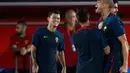 Bek Portugal, Pepe (kanan) berteriak saat sesi latihan di lokasi latihan Al Shahaniya SC, barat laut Doha pada 5 Desember 2022. Menilik catatan pertemuan, Swiss lebih unggul daripada Portugal. Sementara tahun ini, kedua tim sudah saling mengalahkan di UEFA Nations League. (AFP/Patricia De Melo Moreira)