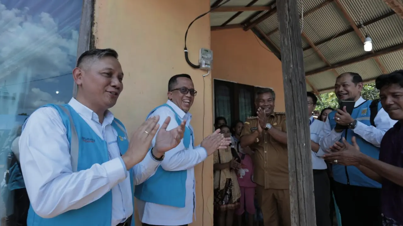 PLN melakukan elektrifikasi di desa-desa Kalimantan Barat.