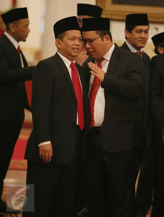 Ketua Komite Ekonomi dan Industri Nasional (KEIN) Soetrisno Bachir (kiri) berbincang dengan Wakil KEIN, Arif Budimanta sebelum pelantikan yang dipimpin oleh Presiden Jokowi di Istana Negara, Jakarta, Rabu (20/1). (Liputan6.com/Faizal Fanani)