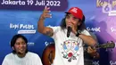 Grup band Slank bernyanyi usai peluncuran Slankops di Basecamp Slank, Jakarta, Selasa (19/7/2022). Slank bersama Menteri BUMN Erick Thohir dan Menteri Koperasi dan UKM Teten Masduki bernyanyi bersama membawakan lagu 'Ku Tak Bisa' dan 'Balikin'. (Liputan6.com/Herman Zakharia)