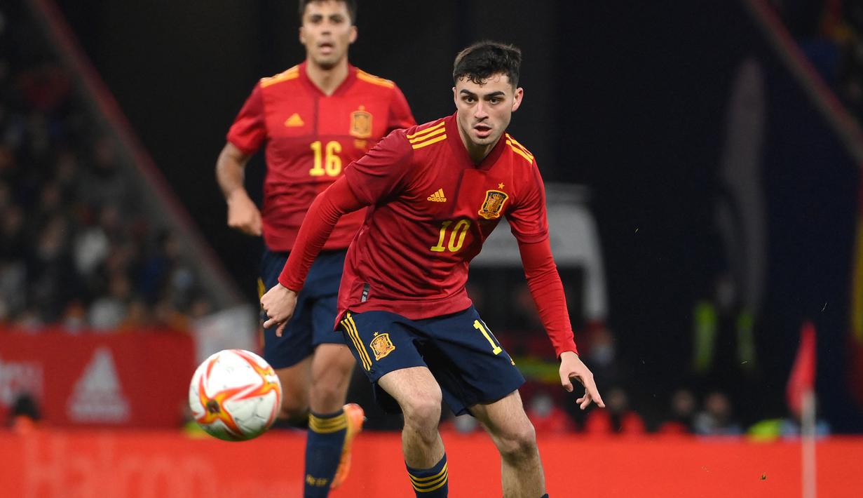 Pedri. Gelandang muda Timnas Spanyol berusia 19 tahun yang memiliki nama lengkap Pedro Gonzalez Lopez ini kini memperkuat Barcelona dan memiliki nilai pasar senilai 80 juta euro. Pemilik 12 caps ini total tampil dalam 3 laga di fase kualifikasi dengan torehan 1 assist. (AFP/Lluis Gene)
