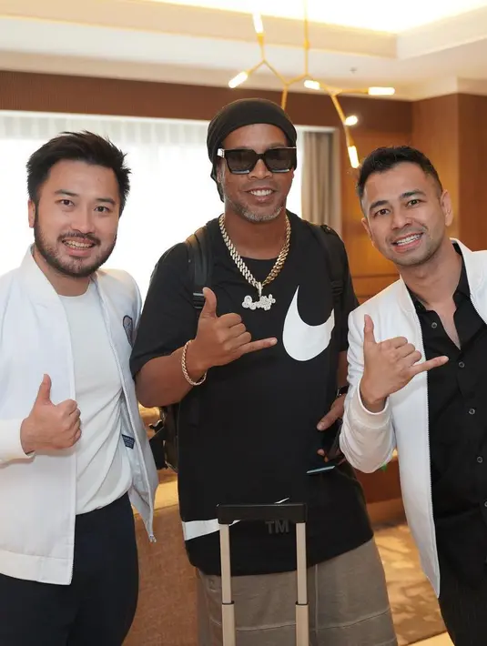 <p>Sebelum keluar dari Terminal 3 Bandara Soetta, pemilik Rans Nusantara FC yakni Raffi Ahmad bersama Rudy Salim tiba lebih dulu untuk menyambut kedatangan Ronaldinho. (FOTO: instagram.com/raffinagita1717/)</p>