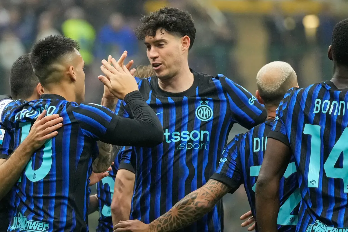 Para pemain Inter Milan merayakan gol yang dicetak Lautaro Martinez