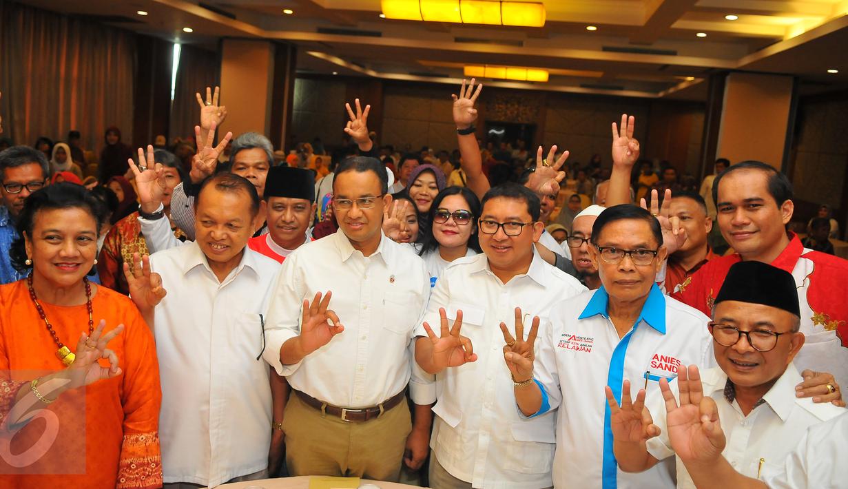 Cagub DKI Jakarta, Anis Baswedan foto bersama dengan masyarakat Minang yang tinggal di Jakarta, Sabtu (21/1). Dalam dialog tersebut masyarakat Minang yang tergabung dalam DUNSANAK Anies-Sandi siap memenangkan pemilu DKI. (Liputan6.com/Angga Yuniar)