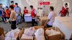 Petugas PMI membagikan bantuan APD untuk Tenaga Medis Covid-19 di Gedung PMI DKI Jakarta, Senin (27/4/2020). PMI DKI Jakarta memberikan bantuan berupa 1000 APD melalui Gugusan Tugas Percepatan Penanganan Covid-19 Provinsi DKI Jakarta kepada 29 Rumah Sakit. (Liputan6.com/Faizal Fanani)