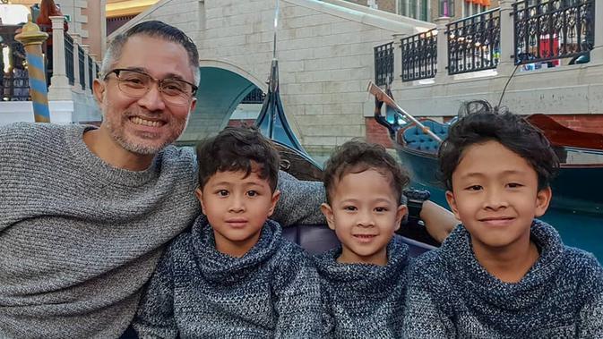 Lukman Sardi tampaknya pandai membagi waktu antara pekerjaan dan keluarga. Terbukti ia sering membagikan momen di Instagram saat bermain dengan anak-anaknya. (Liputan6.com/IG/lukmansrd)