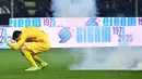 Kiper US Cremonese, Emil Audero bereaksi saat suar meledak di lapangan selama pertandingan pekan ke-23 Serie A Italia melawan Inter Milan di Stadion Giovanni Zini, Cremona, Italia utara, Minggu 1 Februari 2026 waktu setempat atau Senin (2/2/2026) dini hari WIB. (Piero CRUCIATTI/AFP)