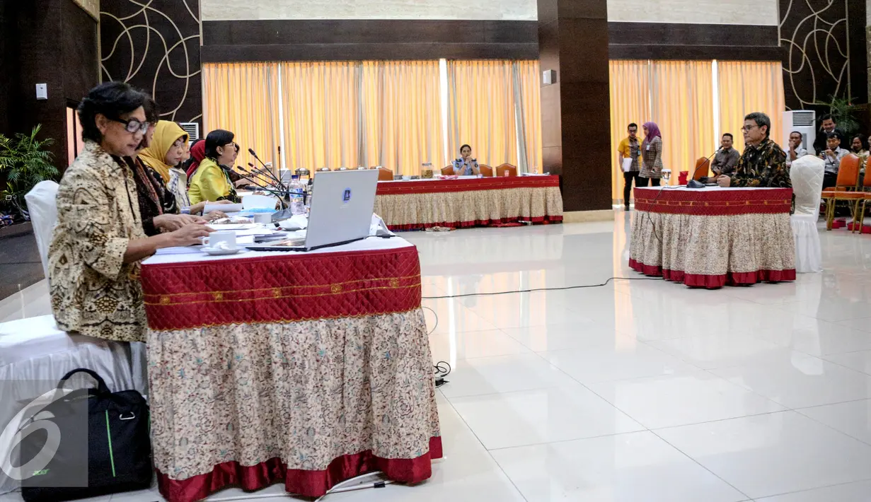 Calon pimpinan KPK Johan Budi saat sesi wawancara dengan pansel di Gedung Setneg, Jakarta, Selasa (25/8/2015). Johan Budi setuju bahwa narapidana kasus-kasus pelanggaran berat tidak perlu diberi remisi. (Liputan6.com/Faizal Fanani)