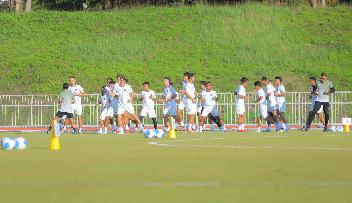 Laga kedua timnas akan digelar di 7000th Anniversary Stadium, Chiangmai, Thailand, Senin (8/12/2025) pukul 18.00 WIB. Tampak dalam foto, pemain Tim Nasional (Timnas) Indonesia U-22 melakukan sesi latihan di Rajamangala University of Technology Lanna Stadium, Doi Saket, Chiang Mai pada Minggu (7/12/2025) sore waktu setempat. (Bola.com/Bagaskara Lazuardi)