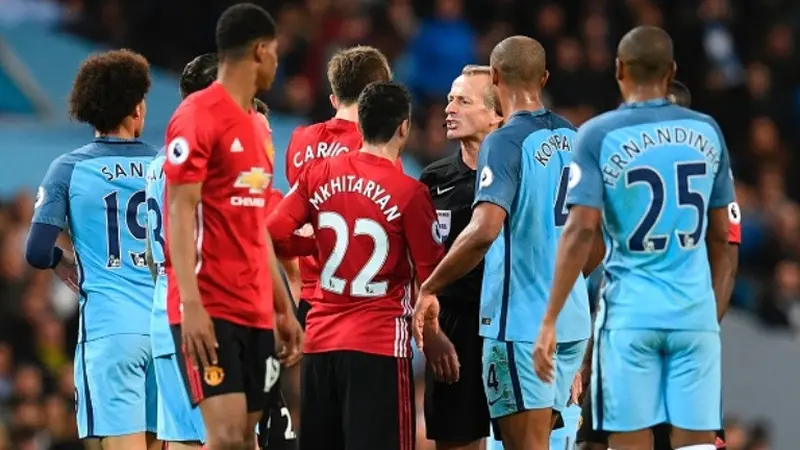 Pemain Manchester City dan Manchester United mengerubungi wasit Martin Atkinson pada laga Liga Inggris di Etihad Stadium, Jumat (28/4/2017) dinihari WIB. 