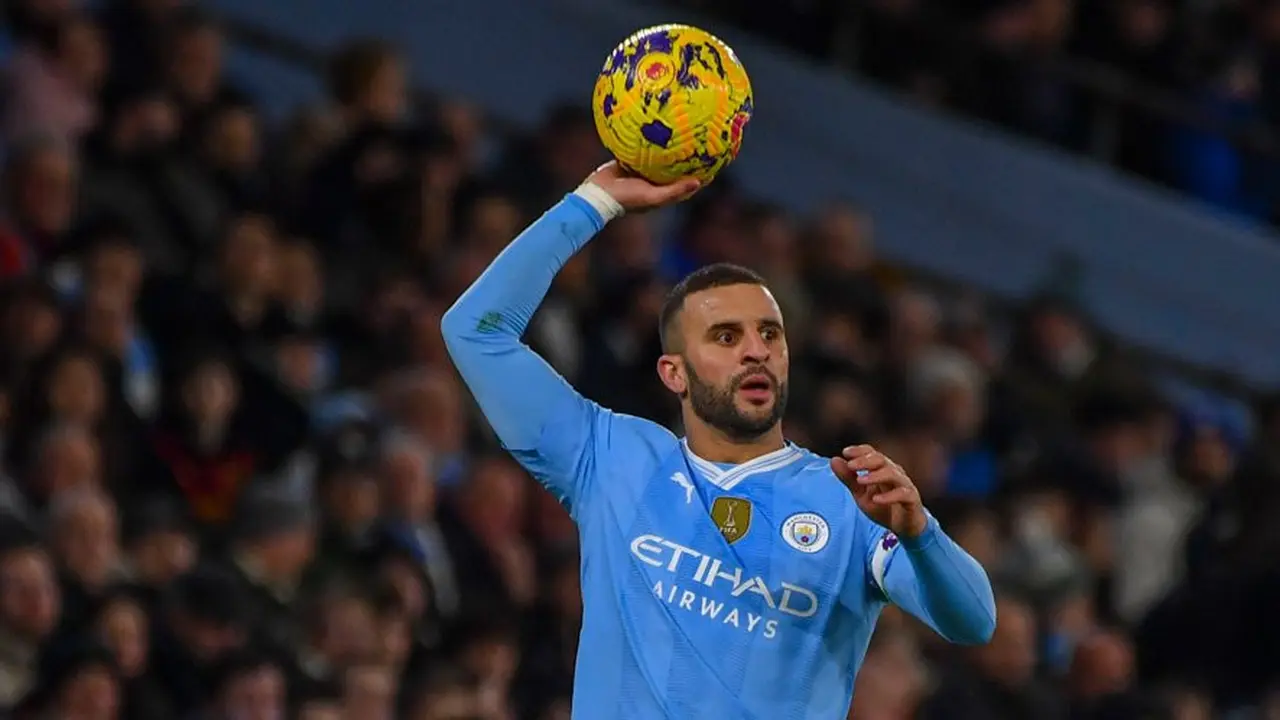 Aksi Kyle Walker dalam laga Manchester City vs Brentford pada Premier League 2023/2024, Rabu (21/2/2024) dini hari WIB. (c) AP Photo/Rui Vieira
