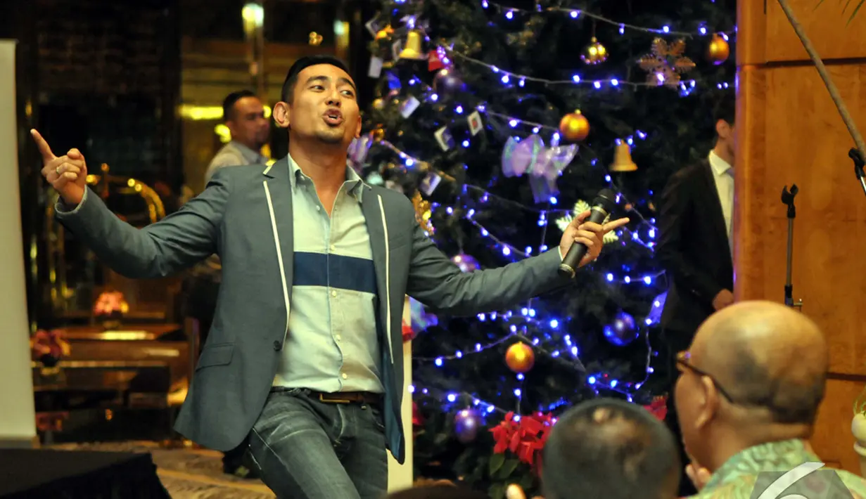 Gaya Rio Febrian saat menghibur para tamu di acara Christmas Tree Lighting Ceremony di Intercontinental Hotel, Jakarta. Foto diambil pada Kamis (27/11/2014). (Liputan6.com/Panji Diksana)