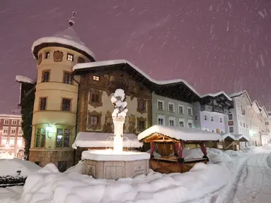 Pemandangan alun-alun berselimut salju di Desa Berchtesgaden, Bavaria, Jerman, Kamis (10/1). Salju tebal juga menyelimuti jalan raya, jalur kereta, dan rumah-rumah warga. (Tobias Hase/dpa/AFP)