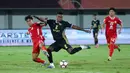 Jelang akhir babak pertama, tim tamu asal Myanmar sempat memperkecil skor berkat gol Matheus Souza pada menit ke-42. Skor 2-1 menutup paruh pertama pertandingan. Tampak dalam foto, Hugo Gomes alias Jaja (Dewa United) saat berebut bola dengan pemain Shan United pada matchday ketiga Grup E AFC Challange League 2025-2026 di Stadion Indomilk Arena, Tangerang, Sabtu (1/11/2025) malam WIB. (Bola.com/M Iqbal Ichsan)