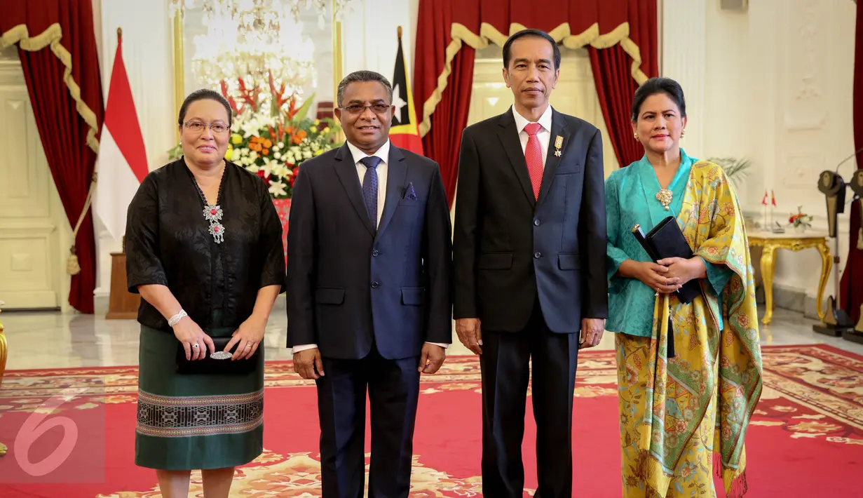 Presiden Jokowi (kedua kanan) dan Ibu Negara Ny. Iriana (kanan) berfoto bersama dengan PM Timor Leste Rui Maria De Araujo (kedua kiri) dan Isteri Ny. Teresa Antonio Madeira Soares (kiri) di Istana Merdeka, Jakarta, Rabu (26/8).(Liputan6.com/Faizal Fanani)