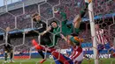 Kiper Chelsea, Petr Cech (tengah) bertabrakan dengan Raul Garcia (Atl Madrid) dalam laga pertama semifinal Liga Champions di stadion Vicente Calderon, Madrid, (23/4/2014). (REUTERS/Sergio Perez)
