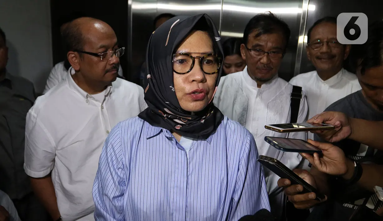 Mantan Dirut Pertamina Karen Agustiawan menyampaikan keterangan usai keluar dari Rutan Salemba Cabang Kejaksaan Agung, Jakarta, Selasa (10/3/2020). Majelis hakim kasasi MA berpandangan perbuatan Karen bukanlah tindak pidana namun murni keputusan bisnis. (Liputan6.com/Johan Tallo)