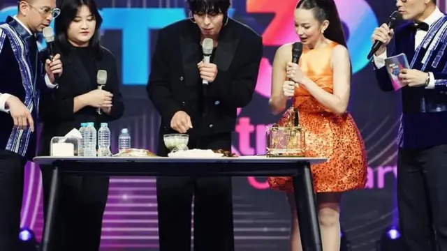 Enzy Storia saat Bersebelahan dengan Aktor Korea, Ahn Hyo Seop. [@benkasyafani]