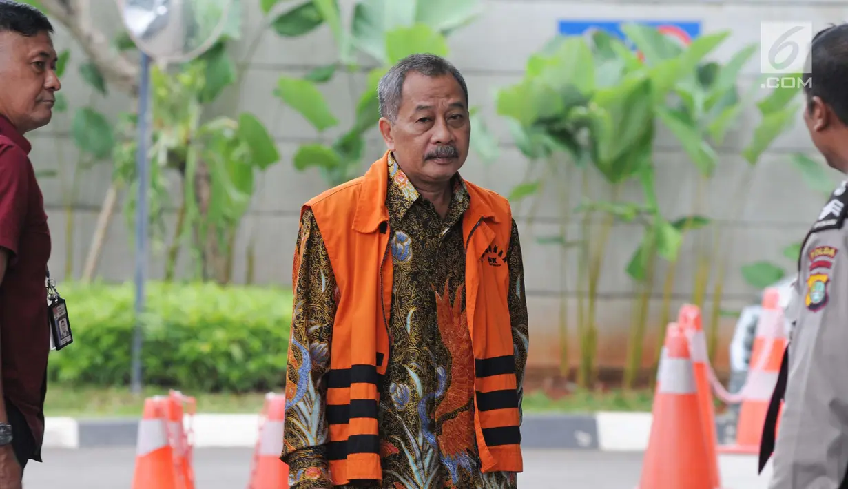 Mantan Ketua Pengadilan Tinggi Manado, Sudiwardono tiba di Gedung KPK, Jakarta, Rabu (31/1). Sudiwardono diperiksa terkait kasus dugaan suap untuk mengamankan putusan banding dengan terdakwa Marlina Moha. (Liputan6.com/Herman Zakaharia)