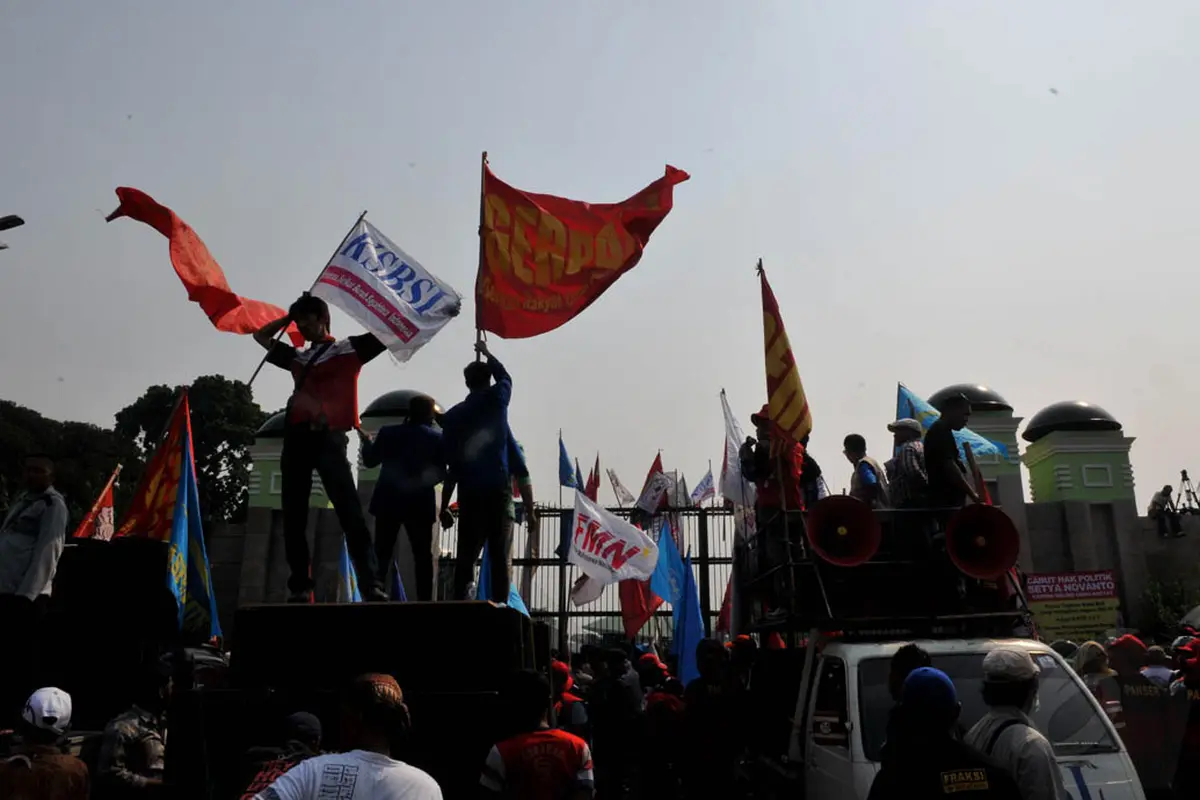 Aksi Bakar Ban Warnai Demo Tolak RUU Pilkada