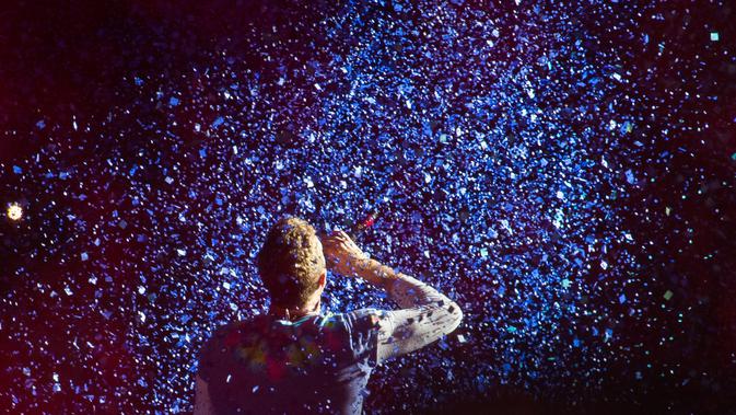 Aksi vokalis band Coldplay, Chris Martin saat tampil di Stadion MetLife, New Jersey pada tanggal 16 Juli 2016. (Charles Sykes / Invision / AP)