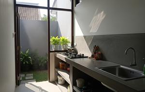 Konsep Dapur Terbuka Semi-Outdoor/Dapur Rumah Type 21 Ukuran 1,5x2 meter dengan Kompor Tanam dan Meja Cor (Sumber: gemini.com)